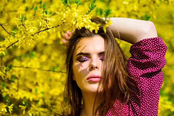 Les arbres en fleurs d'été et les fleurs jaunes. femme sexy en fleur de printemps. beauté de la mode. maquillage beauté naturelle. coiffure. jolie femme soin de la peau. fille comme la nature. fond d'été — Photo