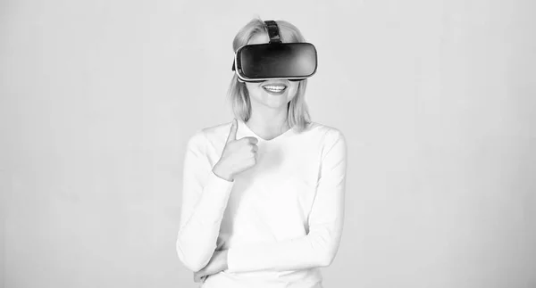 Portret van de vrouw in een witte blouse met Virtual reality bril op hoofd geïsoleerd op grijze achtergrond. Persoon met Virtual reality helm geïsoleerd op grijze achtergrond. Vrouw in vr. — Stockfoto