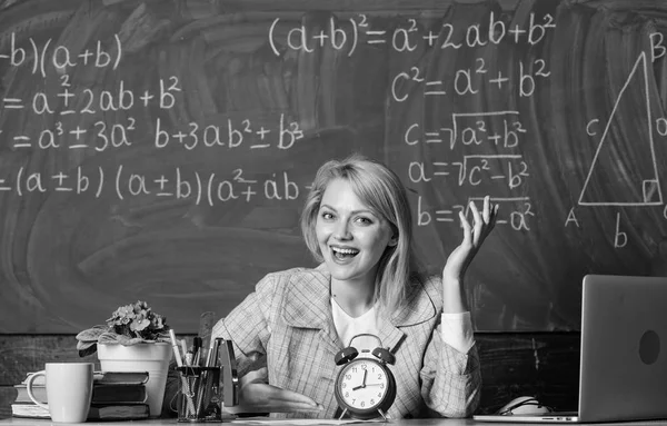 Profesor con despertador en pizarra. De vuelta a la escuela. Día del maestro. Estudio y educación. Escuela moderna. Día del conocimiento. En la escuela. Enseñanza en casa. Mujer feliz. mujer en el aula. sieze el momento — Foto de Stock