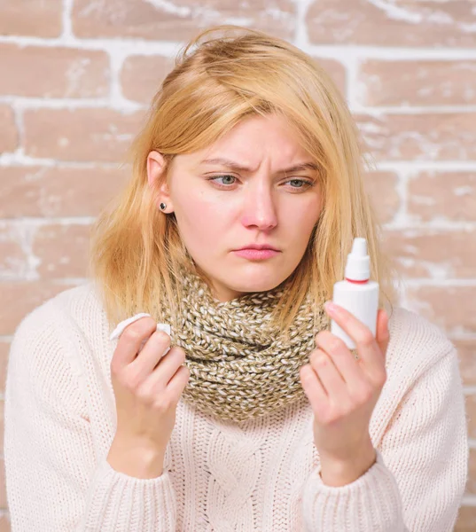 Ragazza malata tenere gocce nasali e tessuto. Concetto di allergia. Trattamento domiciliare. Efficace spray nasale. naso che cola e altri sintomi di raffreddore. Nasale gocce bottiglia di plastica. Spray nasale rimedio naso che cola — Foto Stock