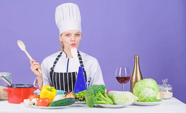 Gourmet huvudrätt recept. Matlagning är hennes hobby. Matlagning hälsosam mat. Flicka i hatt och förkläde. Kvinna kock Matlagning hälsosam mat. Färska grönsaker ingredienser för matlagning måltid. Läckra recept koncept — Stockfoto