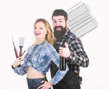 Piknik ve barbekü. Sakallı hippi ve kız Barbekü partisi için hazır. Kavurma ve yemek ızgara. Aşık çift pişirme gereçleri Barbekü tutun. Birlikte yemek. Açık havada et kavurma için Araçlar