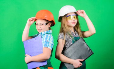 Ev geliştirme faaliyetleri. İnşaat mühendisi mimar. Gelecekteki mesleği. Çocuk kızlar yenileme planlıyor. Girişim çocuk kızlar kendi oda yeşil arka plan yenileme sağlar. Yenileme planı