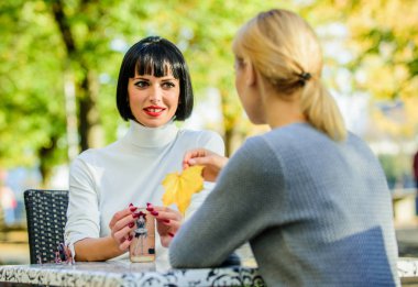 Vahiy ve destek. Arkadaşlık toplantısı. Güvenilir iletişim. Dostluk ya da rekabet. Kızlar kahve sohbeti içer. İki kadın kafe terası sohbeti. Dostluk dostu yakın ilişkiler