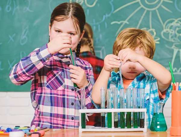 Teacher and pupils test tubes in classroom. Chemistry themed club. Discover and explore properties of substances together. Interests and topic club. Older kids help younger. School club education — Stock Photo, Image