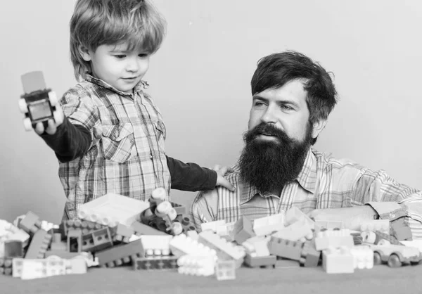 Pasar tiempo con la familia. Un niño pequeño con papá jugando juntos. Amor. desarrollo infantil. feliz ocio familiar. edificio con constructor. padre e hijo juegan. vacaciones divertidas. jugar en vacaciones —  Fotos de Stock