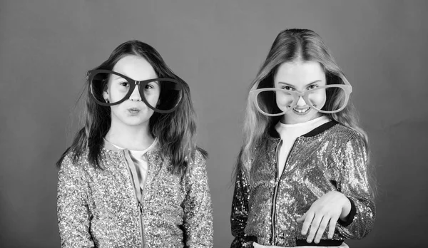 Fiesta de cumpleaños. Feliz infancia. Niños alegres sinceros comparten la felicidad y el amor. Alegre y alegre. Concepto de hermandad. Hermanos de relaciones amistosas. Chicas divertidas gafas grandes sonrisa alegre — Foto de Stock