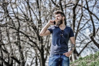 Şu anda müsait değil. Cep telefonu kullanarak sakallı Hipster. Sakallı adam arıyor. Sakallı adam cep telefonunu arar. İletişim kavramı. Daha sonra aramayı dene. Yönlendirilmiş arama. Dinleme iletisi