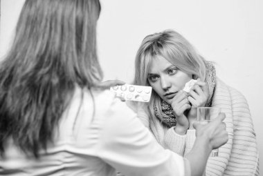 Solunum ilacı vermek. Birinci basamak doktoru hasta kadına teşhis koyarak. Doktor, sağlıksız kadını evde ziyaret etti. Tıp doktoru hastayı muayene ediyor. Hasta bakımı ve sağlık