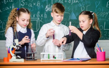 Küçük çocuklar. Bilim. Kimya bilimi. mikroskop ile biyoloji deneyleri. Küçük kızlar ve oğlanlar laboratuarda. Küçük çocuklar okul laboratuvarında kimya kazanıyorlar. Öğrenci hayatının tadını çıkarmak