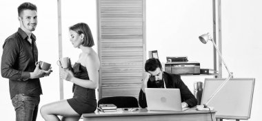 İş ve dinlenme dengesi. Genç iş arkadaşları iş yerinde dinlenme molasından keyif alıyor. Güzel kadın ve yakışıklı adam arka planda çalışan meslektaşım ofis dinlenme yaşıyor. Yöneticiler dinlenme saatinde çay içiyor