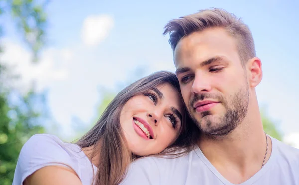 Esto es amor. chica con chico en el parque. Belleza y moda. pareja enamorada. Cuidado de la piel y el cabello. fin de semana familiar. Una cita romántica. Feliz día de San Valentín. vibraciones de verano. pareja relajarse al aire libre. Sensación de ternura — Foto de Stock