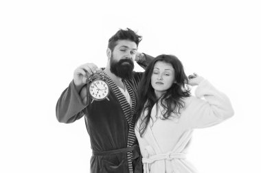 Bir çift uyandırma alarmını çalıştırıyor. Aile sabahı rutini. Yeterince uyumak için sağlıklı bir dinlenme rejimi oluşturun. İyi sabahlar. Sabah oldu. Uyumak için zararlı bir alışkanlık. Sabah erkenden. Uykulu kadın ve erkek.