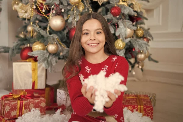 The morning before Xmas. waiting for santa. Xmas. christmas family holiday. happy new year. Christmas shopping. Cute little child girl with xmas present. Merry Christmas and Happy New Year — Stock Photo, Image