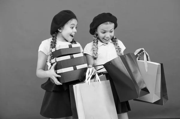 Gyermek aranyos kis lány a bevásárló túra. Legjobb ár. Megveszem. Látogasson el a bevásárlóközpont. Gyerekek, lányok tartsa csomó bevásárló táskák, vagy születésnapi ajándékok csomagok. Álmok valóra válnak. Boldog gyermekkor. Vásárlás koncepció — Stock Fotó