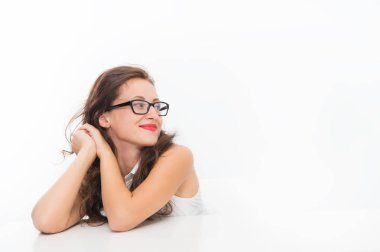 İş koçu. Zeki öğretmen beyazla izole edilmiş. Masadaki öğrenci. Ofisteki iş kadını. İş başarısı. Kırmızı dudaklı seksi bayan. Uzun kıvırcık saçlı, gülümseyen kadın. Boşluğu kopyala