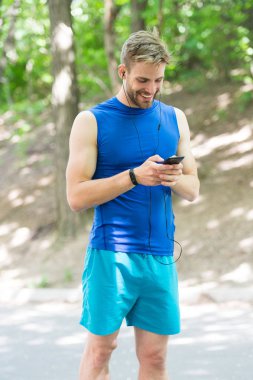 fitness günlüğü. Egzersiz. Fitness uygulaması. Ui ux kavramı. modern spor gadget. fitness bilezik kaslı adam. telefonda spor uygulaması. dijital spor. akıllı saat. spor online mutlu atletik adam