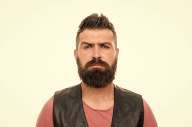 Yüz kılı tedavisi. Erkeklik vahşeti ve güzellik. Sakallı hippi vahşi adam. Erkeklik kavramı. Berber dükkanı ve sakal bakımı. Bıyık ve sakal stili. Moda trendi sakal tımar etme