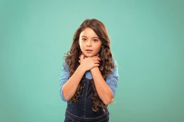 Çocukluk mutluluğu. Mutlu küçük kız. Güzellik ve moda. Küçük çocuk modası. Uluslararası Çocuk Günü. Mükemmel saçlı küçük bir kız çocuğu. Özgürlük duygusu. Nefes alamıyorum. grip