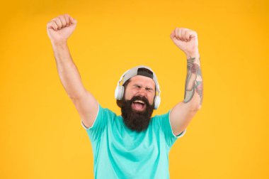 Bas düşük ses. Hipster kulaklık gadget. İlham verici bir şarkı. Müzik kütüphanesi. Ritmi hisset. Sakallı adam müzikten hoşlanır. Ekolayzır oyuncu ayarları. Yaşam tarzı müzik hayranı. Müzik kablosuz kulaklık dinleyen adam
