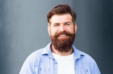 En iyi haliyle berberlik. Erkek berber bakımı. bıyıklı vahşi kafkas hipster. gülümseyen sakallı adam. Sakallı olgun hipster. Sakallı adam. Kendine güvenen ve yakışıklı vahşi bir adam. Saç ve sakal bakımı