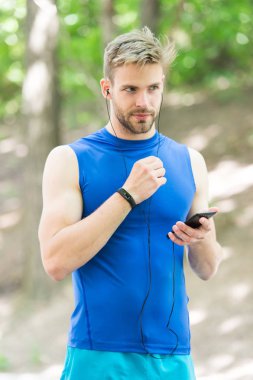 Veri senkronizasyonu. dijital spor. akıllı saat. spor giyim atletik adam. açık egzersiz. Fitness uygulaması. Ui ux kavramı. modern spor gadget. fitness bilezik kaslı adam. telefonda spor uygulaması
