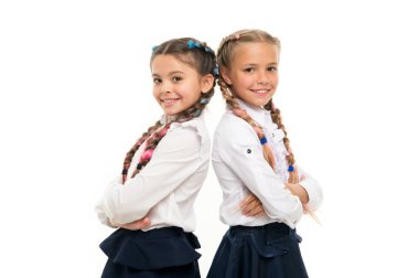 Sevimli ama zeki. Sevimli küçük kızlar beyaz izole gülümseyen. Okul üniforması giyen mutlu küçük kızlar. Uzun örgülü örgülü saçlı ilkokul kızları. Sevimli kızlar gurur sınıf arkadaşı olmak