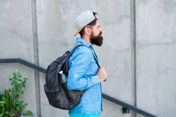 Nourrissez votre envie de vagabonder. Hipster mature avec barbe voyageur. Homme barbu. Un homme brutal confiant marche dans la rue. Soins de coiffeur masculin. brutal hipster avec sac à dos de voyage. concept d'aventure de randonnée. style urbain — Photo