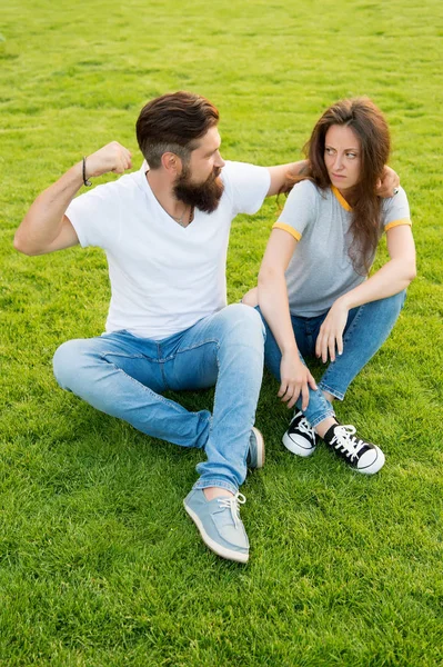 Man swings fist at woman. social problems in the family. beating. misunderstanding in relationship. relations problem couple. aggression and domestic violence. unhappy family couple — Stock Photo, Image