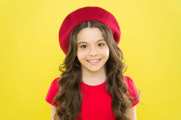 クラシックなフランスの外観にエッジを追加します。小さな子供のファッションの表情で笑っている。究極のクールな女の子の外観のための赤いベレー帽を着て幸せな女の子。トレンディルック — ストック写真