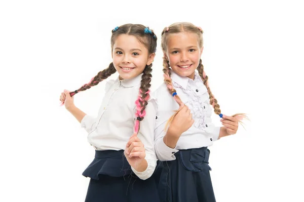 Заплетающиеся волосы. Очаровательные маленькие девочки с седыми волосами, изолированными на белом. Милые маленькие дети с длинными косичками в школьной форме. Роскошные наращивания — стоковое фото