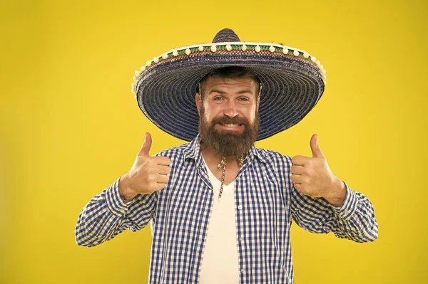 Mexikaner glücklich festliches Outfit bereit zu feiern. Mann bärtigen fröhlichen Kerl tragen Sombrero mexikanischen Hut gelben Hintergrund. mexikanische Parteikonzept. feiern traditionellen mexikanischen Feiertag. Lasst uns Spaß haben — Stockfoto