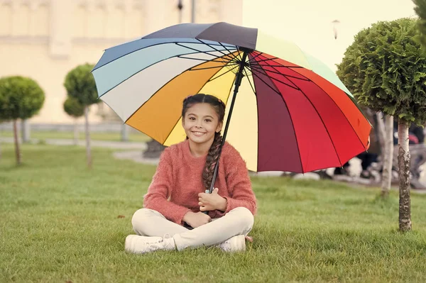 쾌활 한 분위기에 대 한 화려한 액세서리입니다. 우산 소녀 아이 긴 머리. 화려한 액세서리 긍정적인 영향입니다. 밝은 우산. 긍정적이 고 낙관적인 유지. 내 우산 더 나은 모든 것 — 스톡 사진