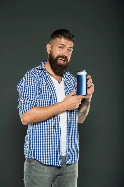 Hygienvanor för män. Hipster håller gel eller schampo flaska för personlig hygien på grå bakgrund. Skäggig man med hygienprodukt. Vardagshygien och hälsa — Stockfoto