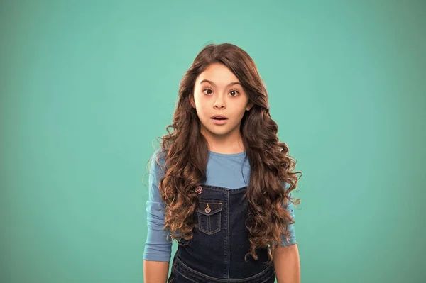 Niña feliz. Felicidad infantil. Día internacional de los niños. Moda de niño pequeño. niña pequeña con el pelo perfecto. De ninguna manera. chico sorprendido. Joven y hermosa —  Fotos de Stock