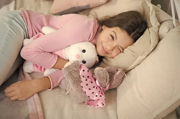 Menina criança com presente de Natal. à espera do Pai Natal. Inverno. menina dormindo em casa. Natal férias em família. Feliz Ano Novo. Compras de Natal. Na manhã anterior ao Natal. Dormir. — Fotografia de Stock