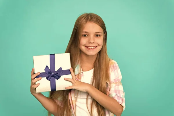 Приятный сюрприз. С днем рождения. Девочка держит подарочную коробку. Каждый ребенок мечтает о таком сюрпризе. Подарок имениннице. Делать подарки. Список пожеланий на день рождения. Счастье и радость — стоковое фото