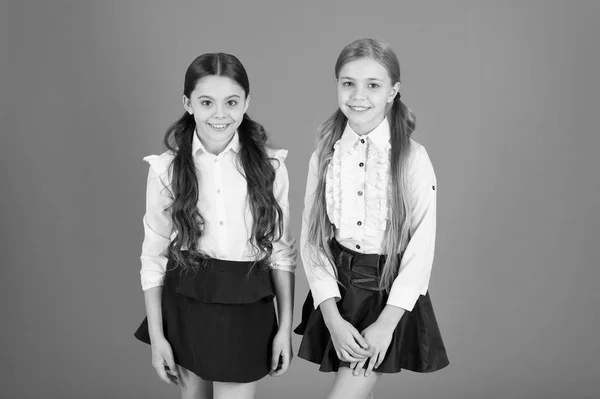 Mantendo o olhar totalmente na moda. Lindas alunas. Crianças da escola com um olhar de moda para a frente. Meninas vestindo uniforme escolar. Meninas pequenas em tranças vestidas para a escola. De volta à moda escolar — Fotografia de Stock