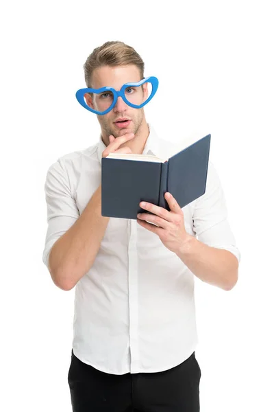 자기 개선 문헌. 강의 노트와 대학생. 교사 재미있는 사람. 남성 학생 읽기. 학생 잘 생긴 부지런한 남자. 귀여운 안경을 쓰고 책 괴상한. 책을 가진 남자. 열심히 공부하기 — 스톡 사진