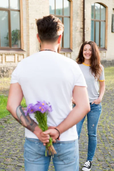 Liebesgeschichte. Blumen Lieferkonzept. Selektiver Fokus. verliebtes Paar. Mann bereitete Überraschungsstrauß für Freundin vor. Datum perfekt machen. Valentinstag. Liebe und Romantik. Strauß Geschenk. Wahre Gefühle — Stockfoto