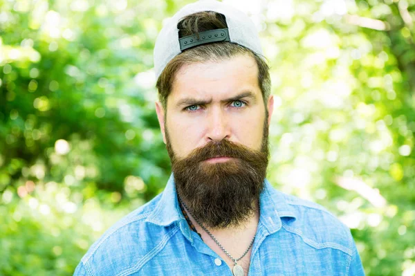 Un homme barbu sérieux. Hipster mature avec barbe. soins du visage masculin. homme brutal avec barbe. coiffeur. style hispter. Portrait de mode d'homme. Soin de la barbe. Un type en bois. camping d'été. Offrez-vous — Photo