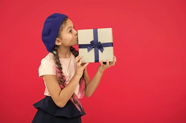 Καλύτερα παιχνίδια και τα δώρα Χριστουγέννων. Παιδί κοριτσάκι με μπερέ καπέλο κρατήστε κουτί δώρου. Παιδί ενθουσιασμένος για αποσυμπίεση δώρο. Μαντέψτε τι σας όνειρο παιδί σχετικά με. Μικρό χαριτωμένο κορίτσι έλαβε πακέτο δώρου με κορδέλα φιόγκο — Φωτογραφία Αρχείου