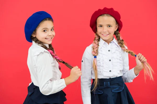 Bereit, zu studieren. Ausbildung im Ausland. Kindermode. Freundschaft und Geschwisterlichkeit. beste Freunde. kleine Mädchen mit französischer Baskenmütze. internationales Austauschschulprogramm. Schulfreunde. Glückliche Kinder in Uniform — Stockfoto