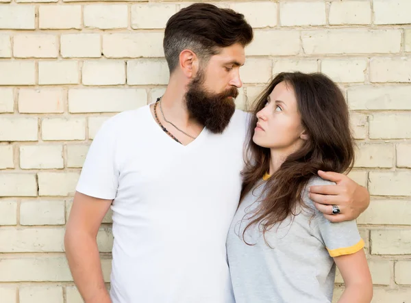 Momentos de intimidade. Um casal apaixonado. Casal de família abraçado na parede de tijolos. Casal amoroso de homem barbudo e mulher sexy. Casal sensual juntos — Fotografia de Stock