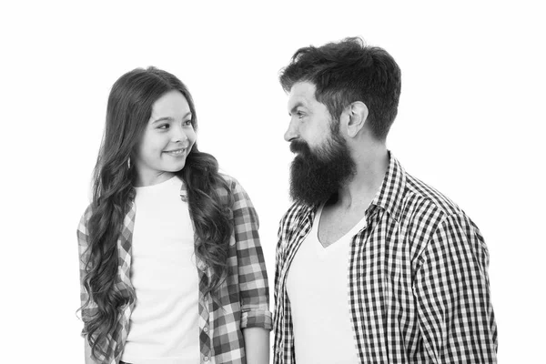 Criança menina ama seu pai. Família feliz, criança feliz. Homem barbudo pai com filho. Pais bonitinho. Dia da família. Menina feliz com cabelo comprido. Dia dos pais. Pai e filho. O melhor dia de sempre — Fotografia de Stock