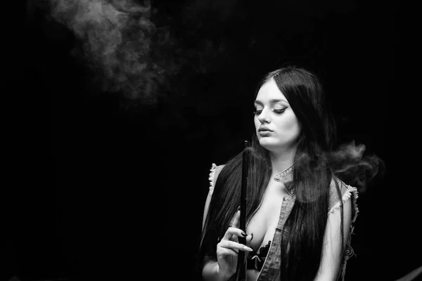 Adicción poco saludable. Droga Tabaco. exhala humo sobre fondo negro. Mala costumbre. Mujer vapor. mujer sexy fumando cigarro. bar de narguile. Un cigarrillo electrónico. espacio de copia. como narguile . —  Fotos de Stock