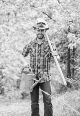 Büyüyen bitkiler. Sulama olabilir ve kürek ile Olgun adam kovboy şapkası. Ağaç bayramı. Ağaç dikmek. Bağlılık ve sorumluluklar. Tarım kavramı. Bahçeye dikim. Ağaç dikme geleneği