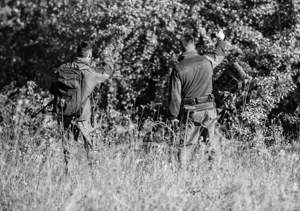 Ο άνθρωπος κυνηγοί με τουφέκι όπλο. Το boot camp. Κυνήγι ικανότητες και τον εξοπλισμό του όπλου. Πώς να ενεργοποιήσω κυνήγι σε χόμπι. Στρατιωτική στολή μόδας. Η φιλία των ανδρών κυνηγών. Κυνηγοί περπάτημα στο δάσος. Καμουφλάζ — Φωτογραφία Αρχείου