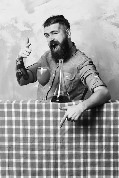 Brutal kaukasisk hipster med alkoholcocktail och kolv — Stockfoto