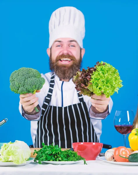 Vegetarisch. Volwassen chef-kok met baard. Gezond eten koken. Bebaarde man koken in de keuken, culinaire. Dieting en biologische voeding, vitamine. Chef-kok man in hat. Geheime smaak recept. Absoluut gelijk — Stockfoto